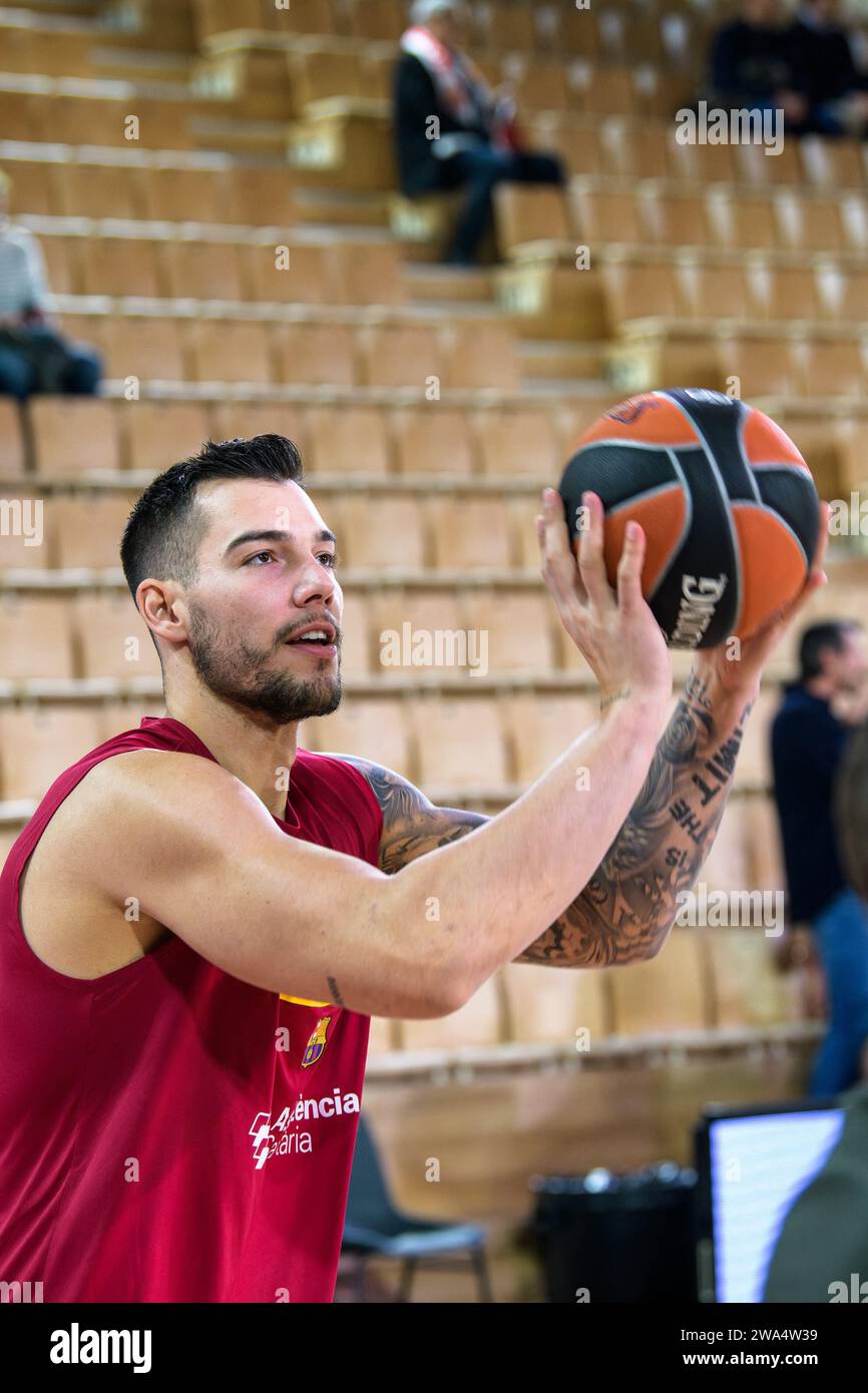 Monaco, Monaco. 29 décembre 2023. Le joueur #14 du FC Barcelone Guillermo Gustavo 'Willy' Hernangómez Geuer est vu en action avant le match pour la 17e manche de l'Euroleague Turkish Airlines entre L'AS Monaco et le FC Barcelone à la salle Gaston-Medecin à Monaco, le 29 décembre 2023. Photo de Laurent Coust/ABACAPRESS.COM crédit : Abaca Press/Alamy Live News Banque D'Images