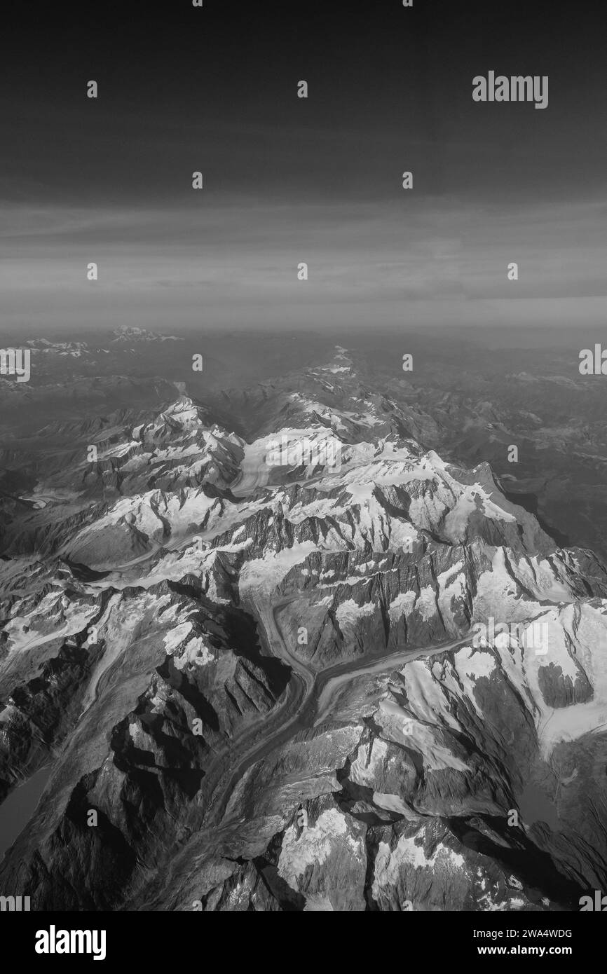 Vue sur les Alpes depuis la fenêtre de l'avion, sur le vol de Stanstead à Bergame Italie. Septembre 2023 Banque D'Images