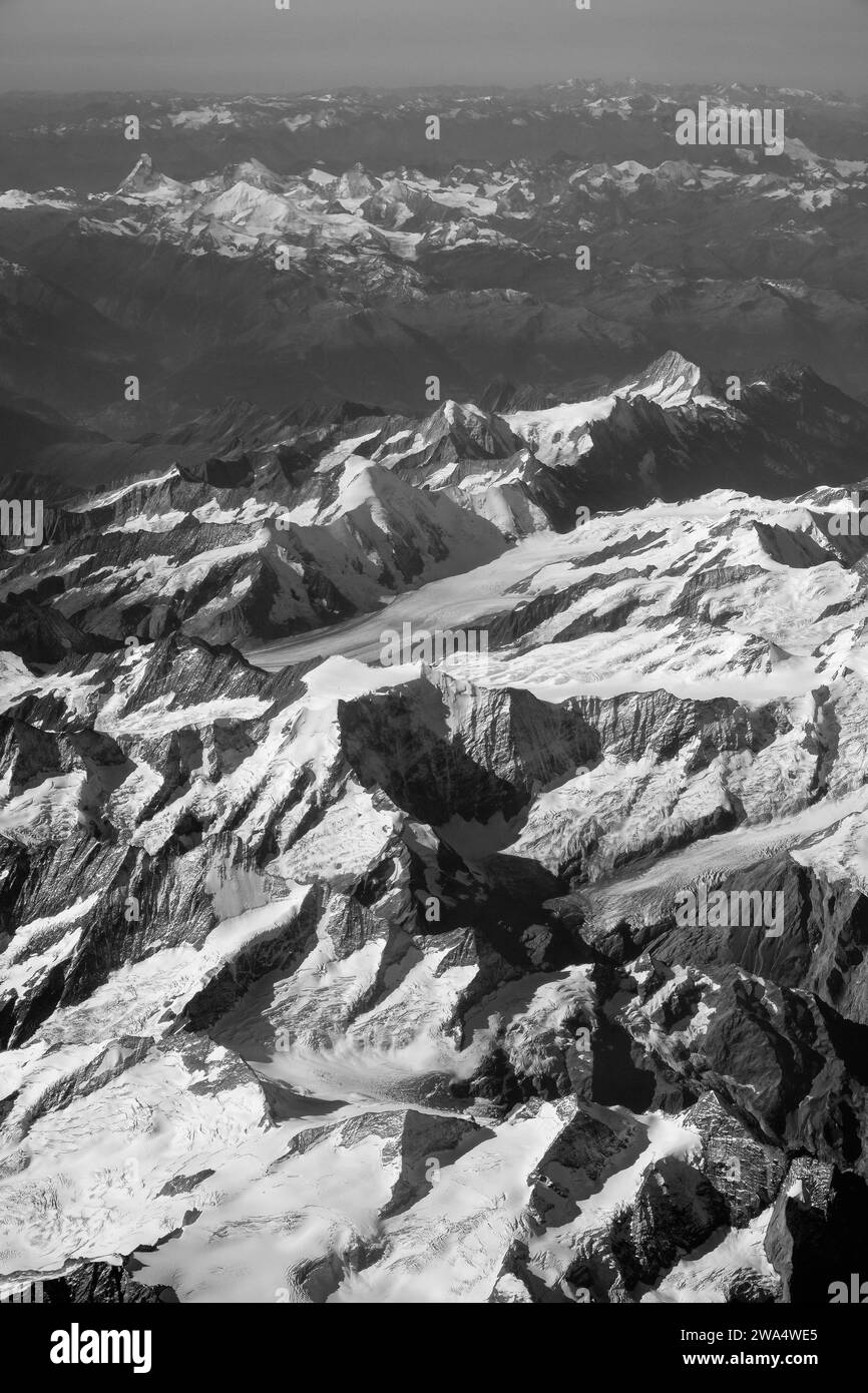 Vue sur les Alpes depuis la fenêtre de l'avion, sur le vol de Stanstead à Bergame Italie. Septembre 2023 Banque D'Images