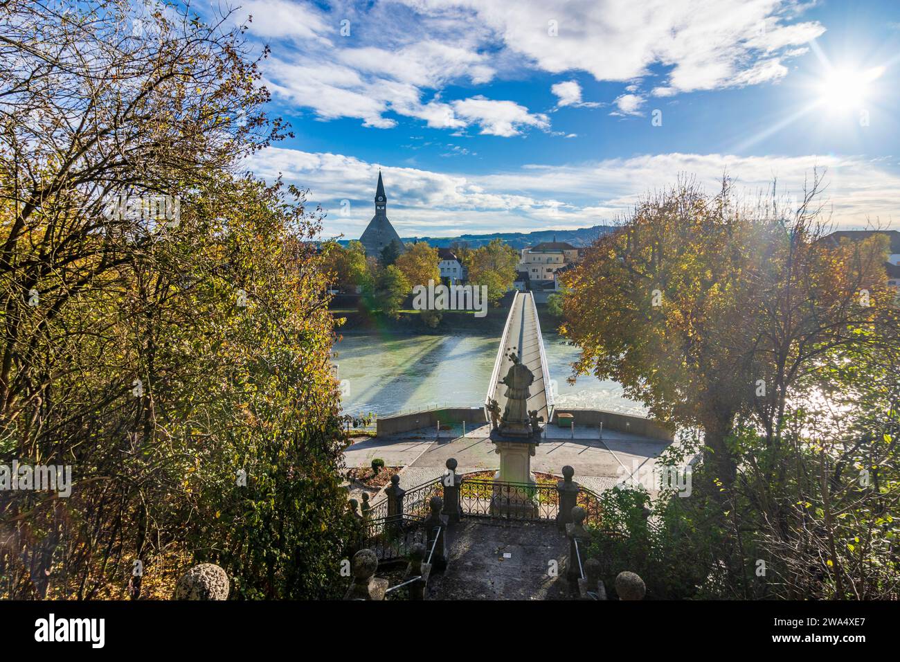 Oberndorf BEI Salzburg : vue du calvaire Maria Bühel à la statue de Nepomuk, la rivière Salzach, le pont Europabrücke, l'église collégiale Laufen à Flachgau, Sal Banque D'Images