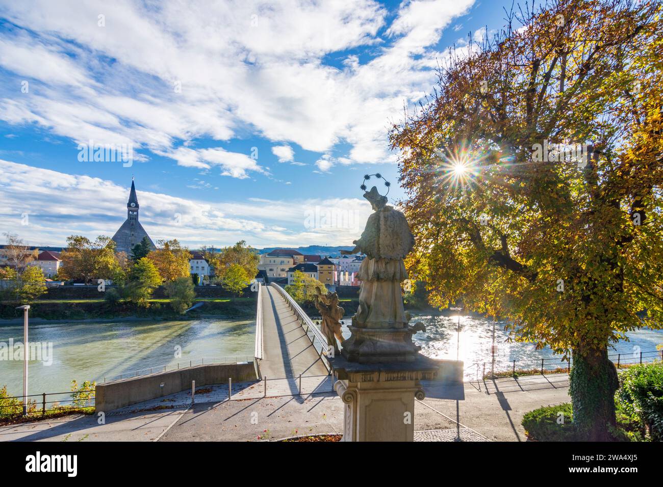 Oberndorf BEI Salzburg : vue du calvaire Maria Bühel à la statue de Nepomuk, la rivière Salzach, le pont Europabrücke, l'église collégiale Laufen à Flachgau, Sal Banque D'Images
