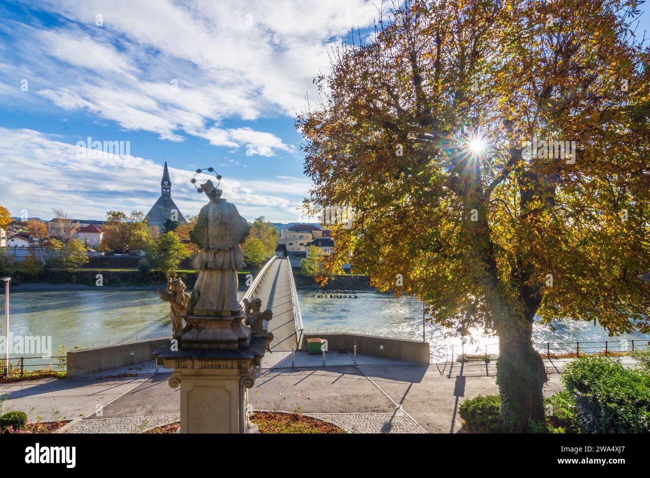 Oberndorf BEI Salzburg : vue du calvaire Maria Bühel à la statue de Nepomuk, la rivière Salzach, le pont Europabrücke, l'église collégiale Laufen à Flachgau, Sal Banque D'Images