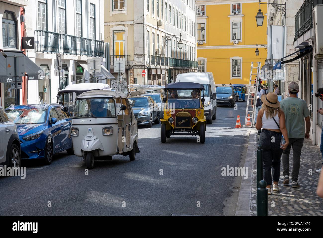 La voiture classique électrique de style vintage transporte les touristes vers les différents monuments et destinations de Lisbonne, Portugal Banque D'Images