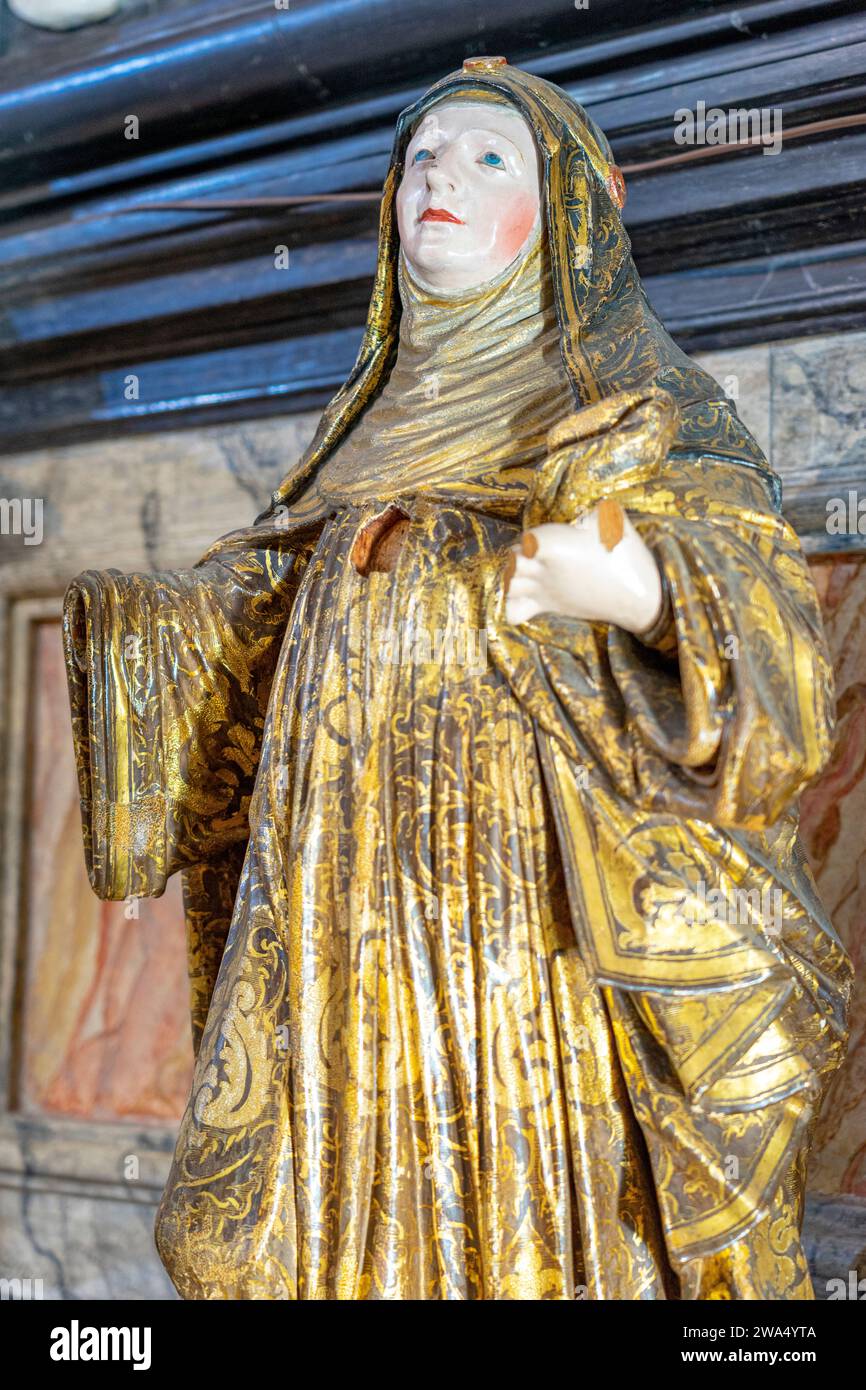 Statue, symbole religieux dans la chapelle latérale de l'église de Nossa Senhora da Conceição, ville de Santarem-estremadura-portugal.1-1-2024 Banque D'Images