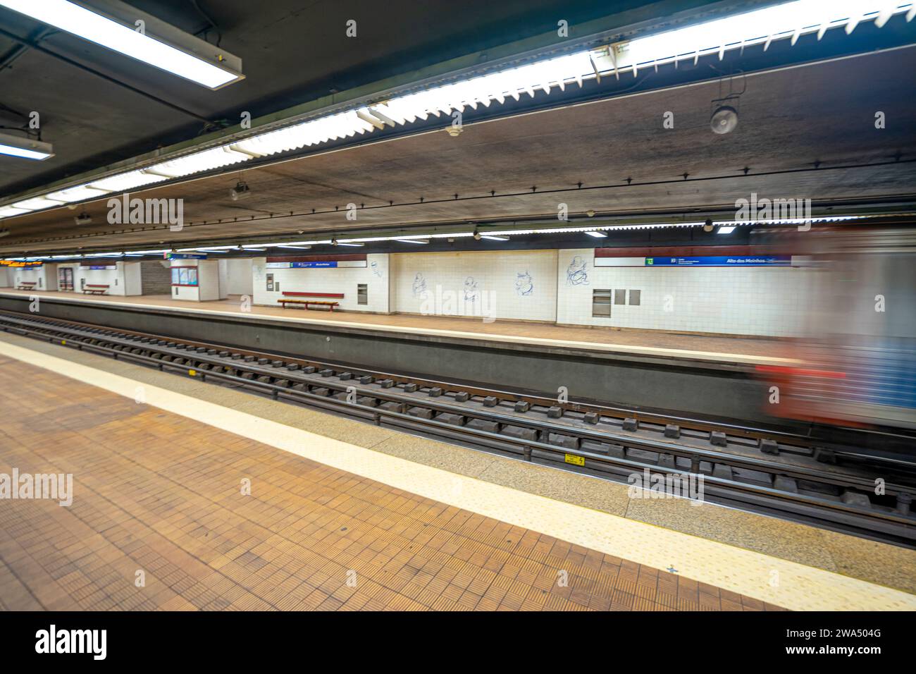 Intérieur de la station de métro Laranjeiras avec wagon en mouvement flou.lisboa-estremadura-portugal.1-1-2023 Banque D'Images