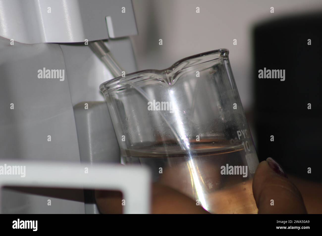 Un analyseur de chimie semi-automatique tirant l'eau d'un pipe en verre.India Banque D'Images