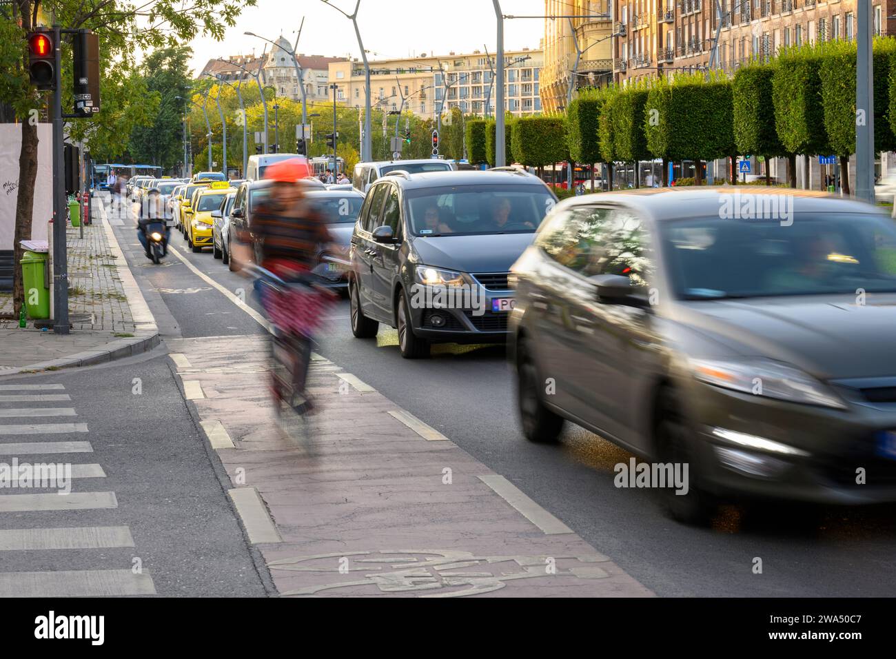 Trafic aux heures de pointe, Budapest, Hongrie avec embouteillages, transports en commun, vélos et piétons qui se précipitent Banque D'Images