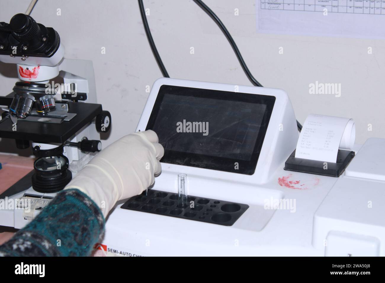le pathologiste prend le stylet. Inde Banque D'Images