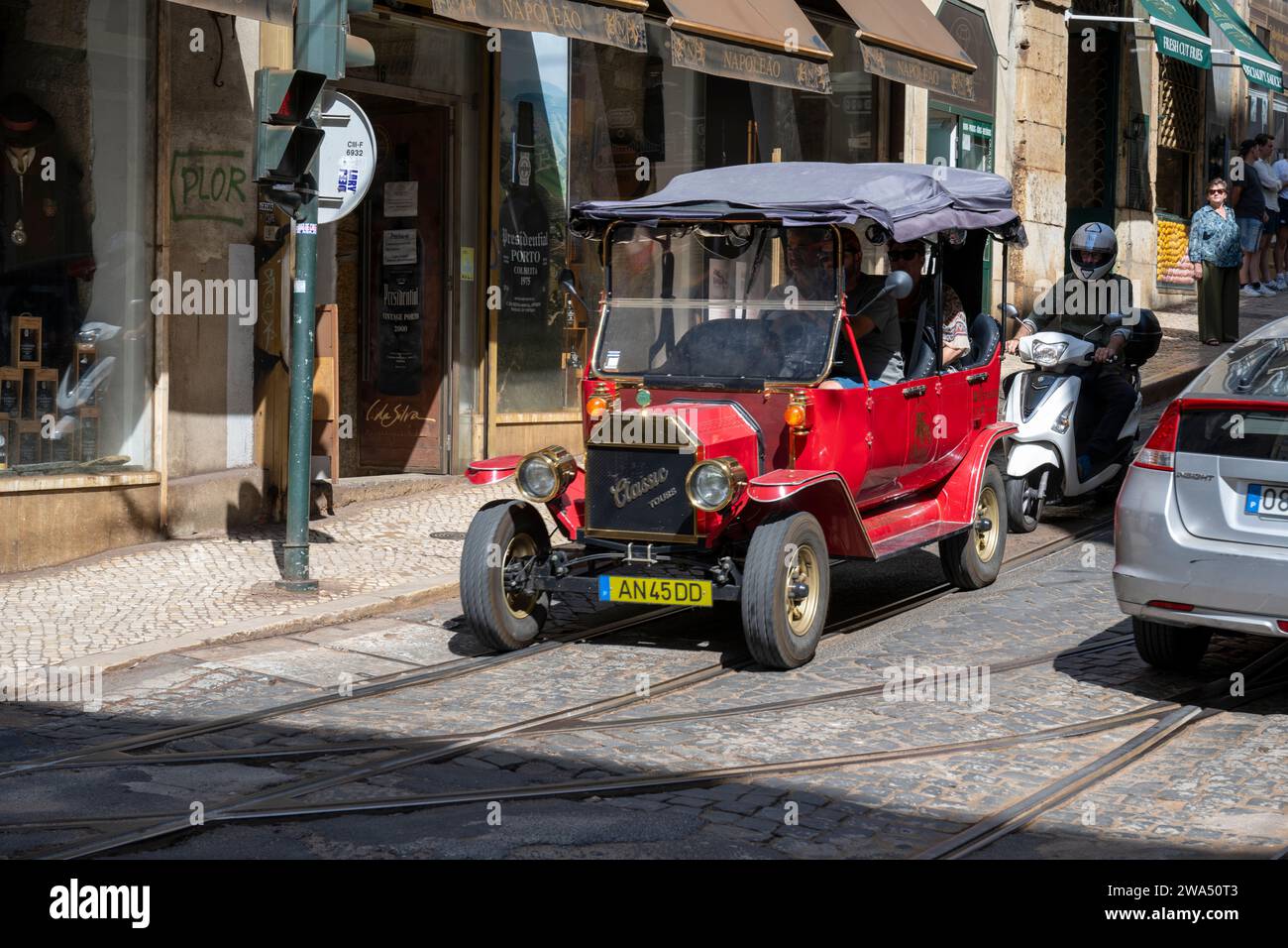 La voiture classique électrique de style vintage transporte les touristes vers les différents monuments et destinations de Lisbonne, Portugal Banque D'Images