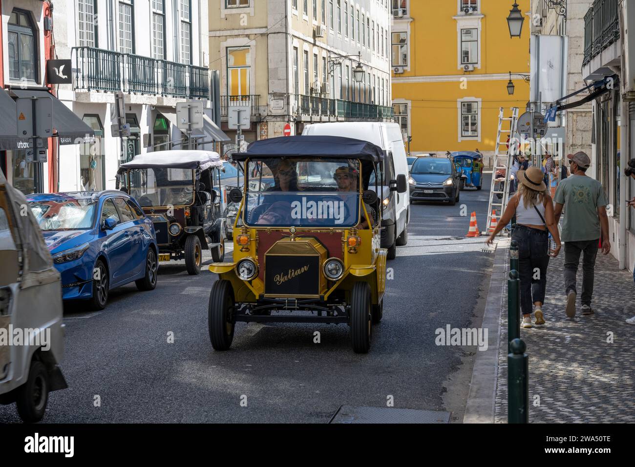 La voiture classique électrique de style vintage transporte les touristes vers les différents monuments et destinations de Lisbonne, Portugal Banque D'Images