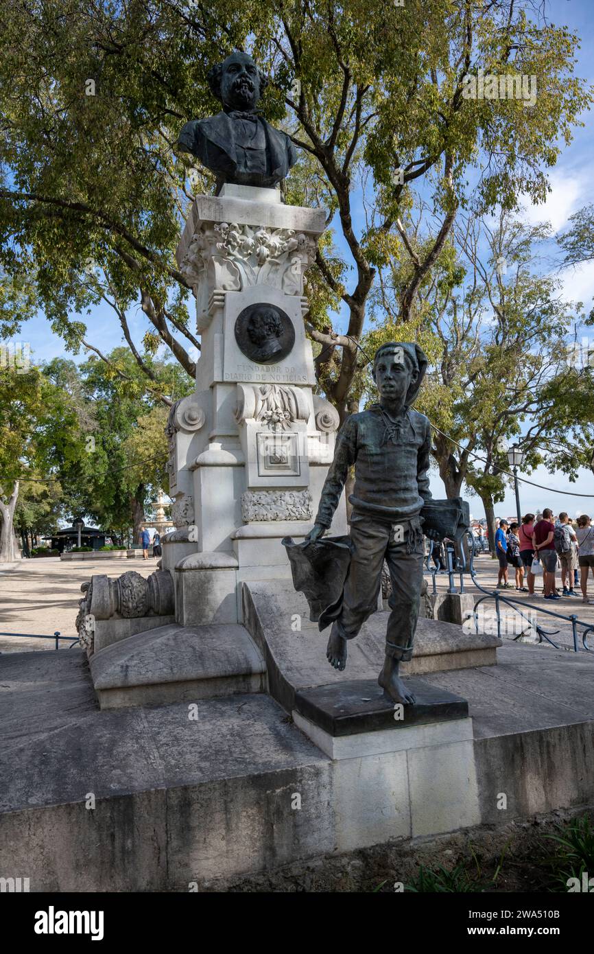 Le garçon de journal devant le Monument à Eduardo Coelho, fondateur, en 1864, et éditeur du journal populaire Diario de Noticias, à Sao Pedr Banque D'Images