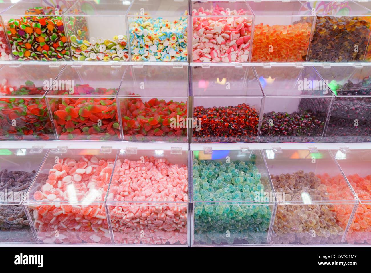 Mélange coloré de bonbons de gelée de sucre pièce délicieuse est un chef-d'œuvre de confiserie, offrant un spectre de saveurs et un festin visuel pour les sens Banque D'Images