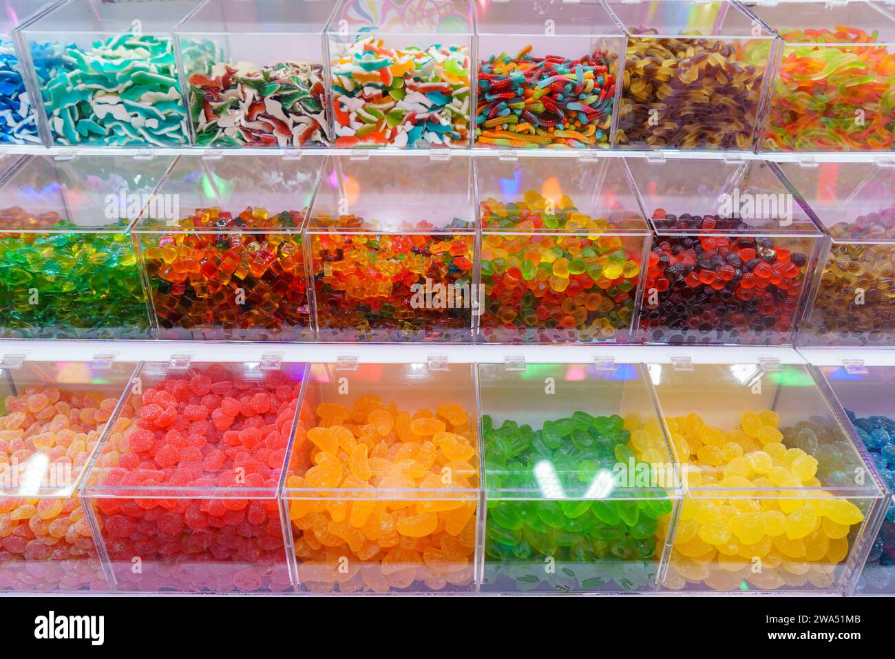 Mélange coloré de bonbons de gelée de sucre pièce délicieuse est un chef-d'œuvre de confiserie, offrant un spectre de saveurs et un festin visuel pour les sens Banque D'Images