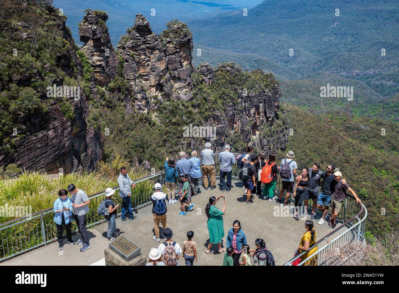 Touristes sur le Queen Elizabeth Lookout par les trois Sœurs, Echo point, Katoomba, Blue Mountains, Nouvelle-Galles du Sud, Australie Banque D'Images