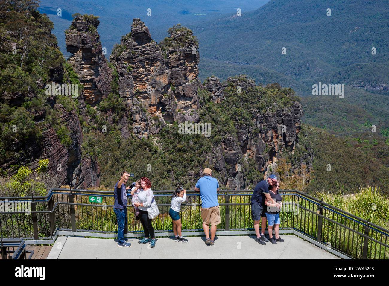 Touristes sur le Queen Elizabeth Lookout par les trois Sœurs, Echo point, Katoomba, Blue Mountains, Nouvelle-Galles du Sud, Australie Banque D'Images
