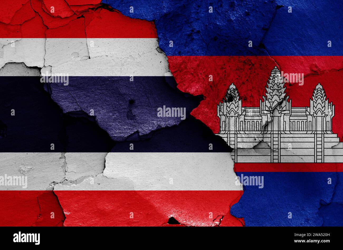 Drapeaux de Thaïlande et du Cambodge peints sur mur fissuré Banque D'Images