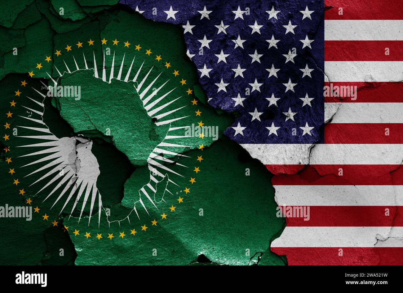 Drapeaux de l'Union africaine et des États-Unis peints sur mur fissuré Banque D'Images