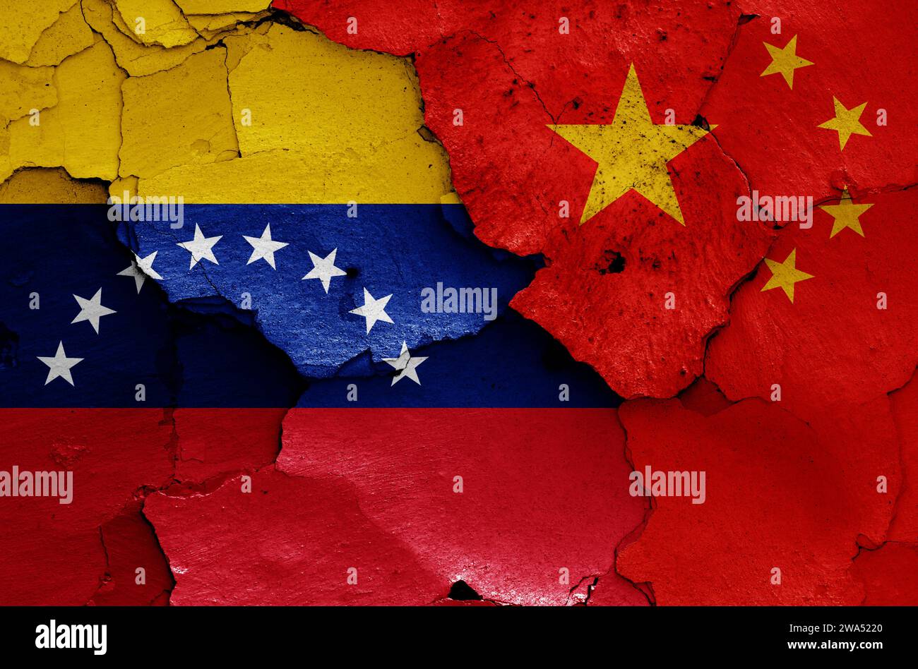 Drapeaux du Venezuela et de la Chine peints sur mur fissuré Banque D'Images