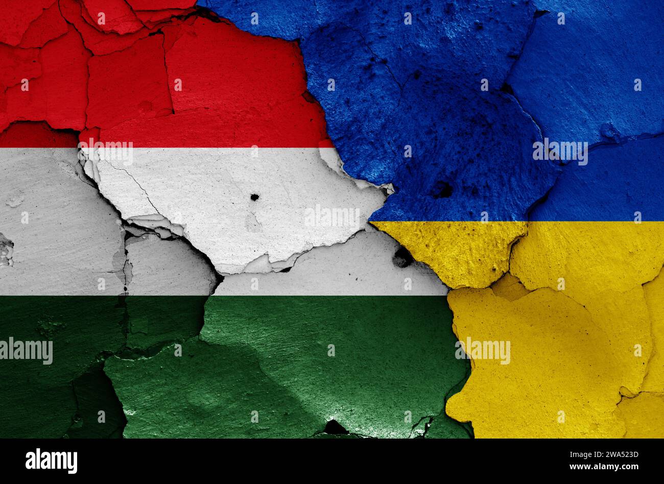 Drapeaux de Hongrie et d'Ukraine peints sur mur fissuré Banque D'Images