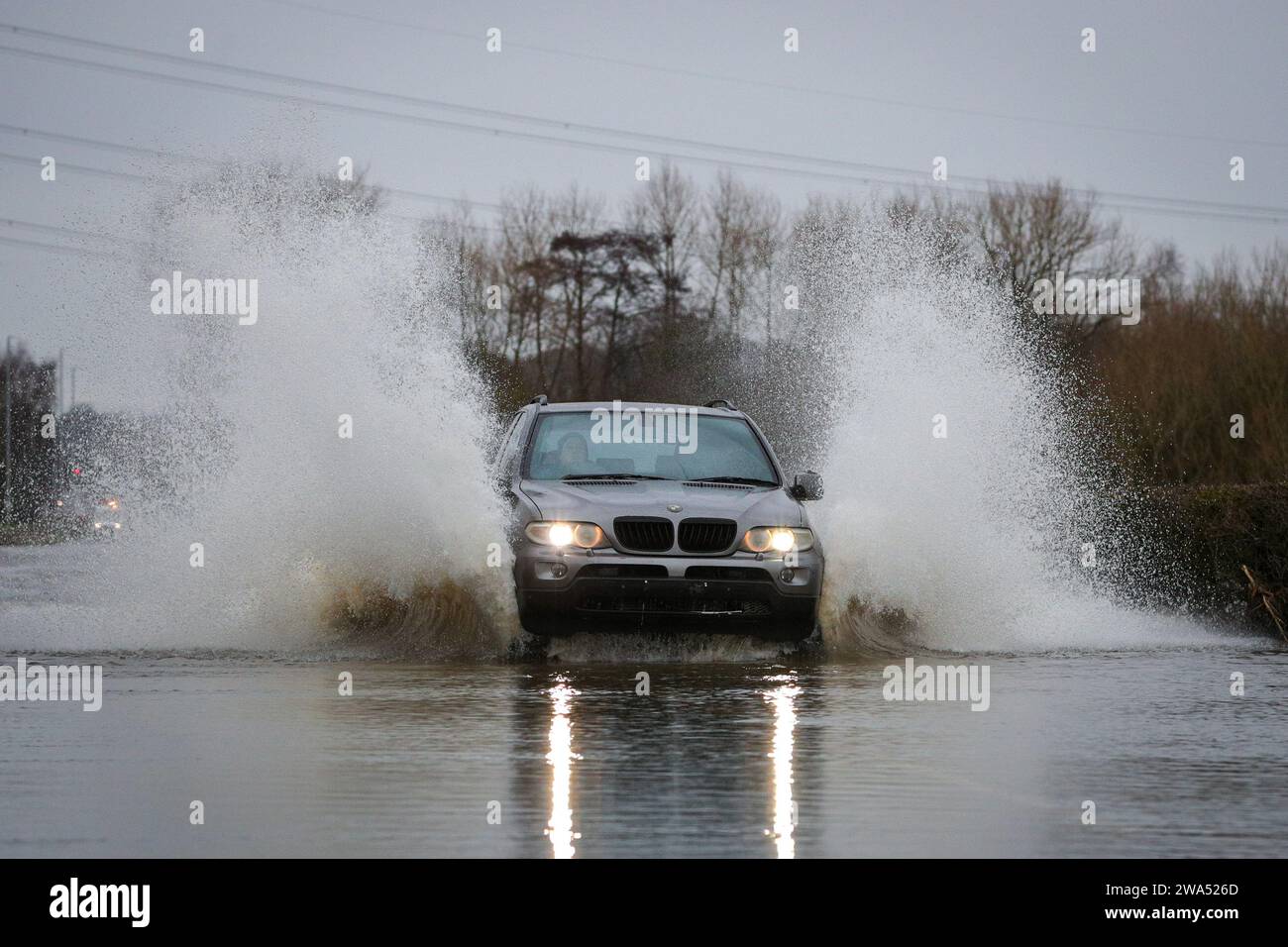 Allerton Bywater, Castleford, Royaume-Uni. 02 janvier 2024. Une voiture traverse la route inondée causée par les tempêtes et les fortes pluies sur l'A656 près de Leeds à Barnsdale Road A656, Allerton Bywater, Castleford, Royaume-Uni, le 2 janvier 2024 (photo de James Heaton/News Images) à Allerton Bywater, Castleford, Royaume-Uni le 1/2/2024. (Photo de James Heaton/News Images/Sipa USA) crédit : SIPA USA/Alamy Live News Banque D'Images