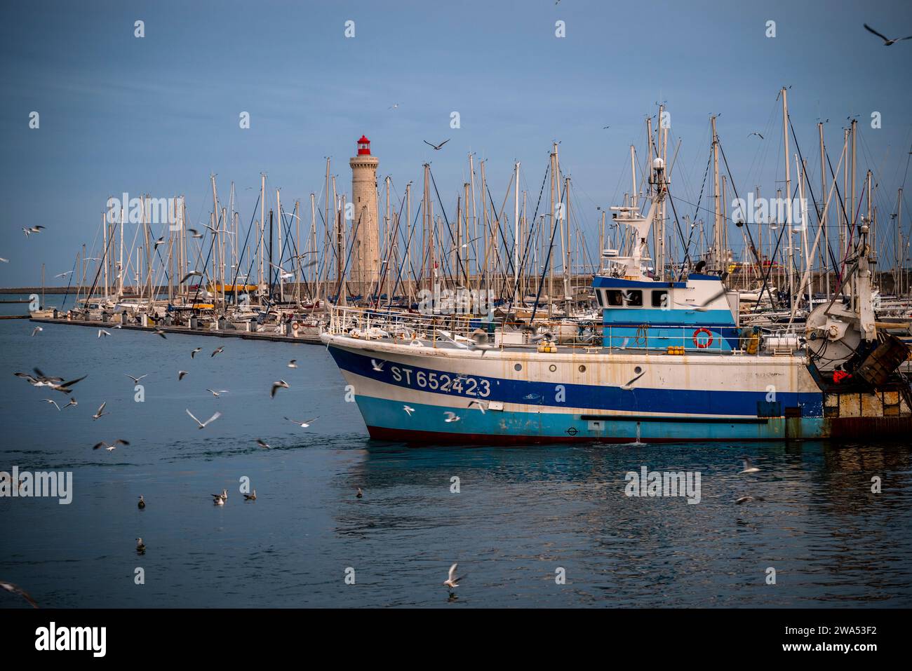 Port avec bateaux de pêche à Sète, une ville portuaire majeure dans la région sud-est de la France de l'Occitanie, France Banque D'Images