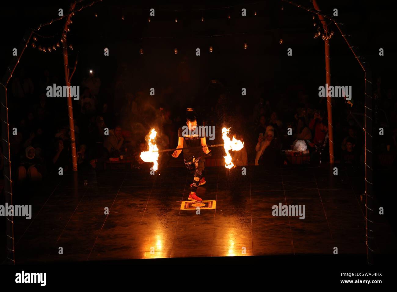 29 décembre 2023, Dubaï, Émirats arabes Unis. Un homme exécutant une danse du feu dans le camp du désert à Dubaï. Une des performances les plus palpitantes. Banque D'Images