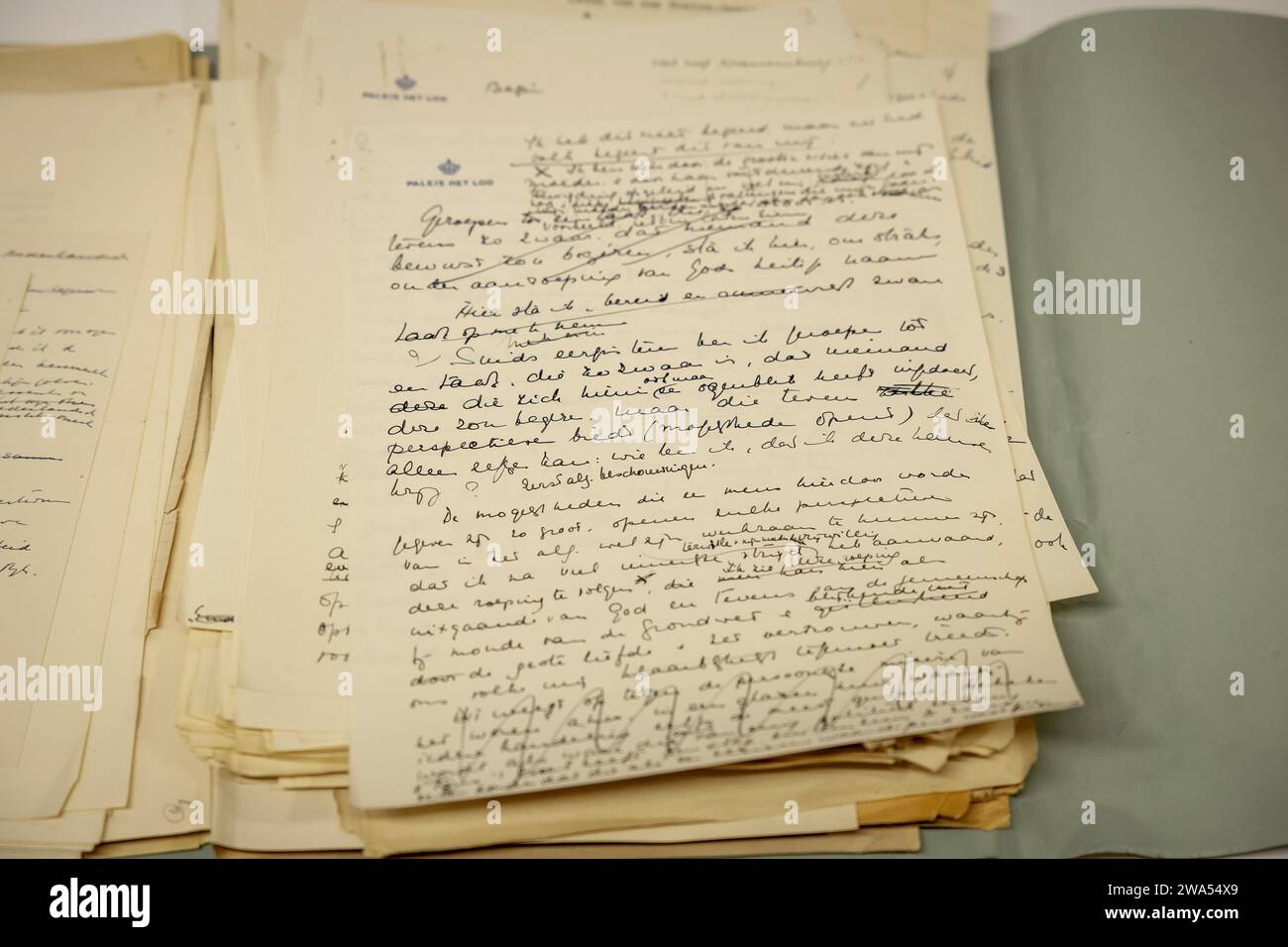 LA HAYE - Un discours d’inauguration manuscrit inachevé avec la phrase bien connue « qui suis-je, que je puisse faire cela ? » De l'ancienne reine Juliana parmi les documents rendus publics dans les Archives nationales lors de la Journée annuelle d'accès public. Ce jour-là, de nombreux documents d’archives sont rendus publics. ANP ROBIN VAN LONKHUIJSEN pays-bas Out - belgique Out Banque D'Images