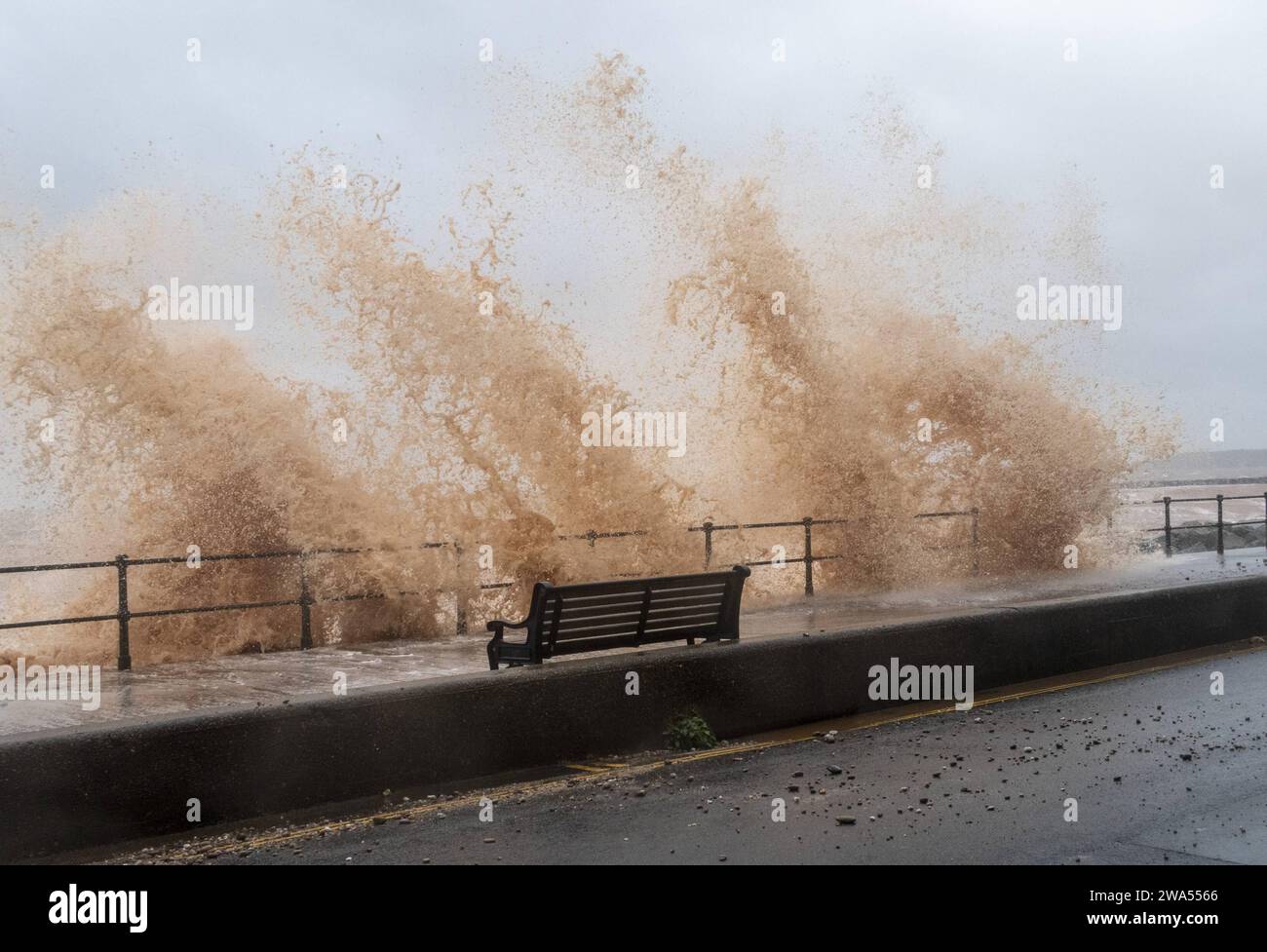 Sidmouth, Devon, 2 janvier 24 d'énormes vagues s'écrasent sur le front de mer de Sidmouth alors que la tempête Henk arrive envoyant des monticules de galets et de galets de plage à travers l'Esplanade. Crédit : Tony Charnock, Alamy Live News Banque D'Images