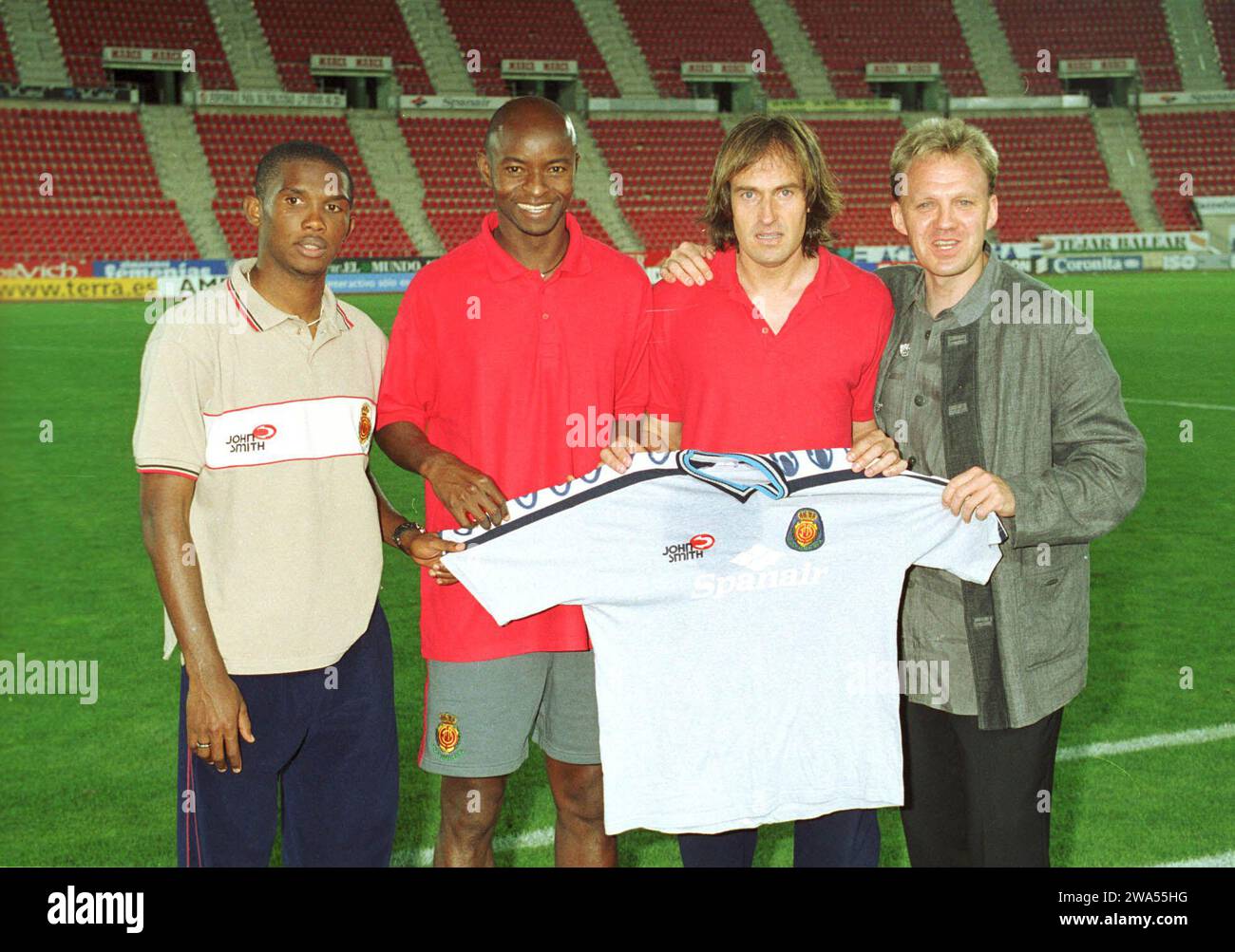 Die Sensationsmannschaft der 'Primera Division' 2001 heißt Real Mallorca. Mit einem 4:2-Erfolg gegen Real Oviedo im ausverkauften 'Estadio son Moix' erreichten die Mallorquiner vor 25,000 fans den 3. Platz in der zur Zeit besten Fussball-Liga Europas und sicherten sich damit die Teilnahme an der Champions-League-Qualifikation. Foto : Die Stars von Real Mallorca (v.l.n.r) Samuel EToo, Finidi George und Miguel Soler mit Ralph Schader, der bereits zum vierten mal hintereinander das Trainingslager für die Mallorquiner in Kössen (Tyrol) organisiert. Banque D'Images