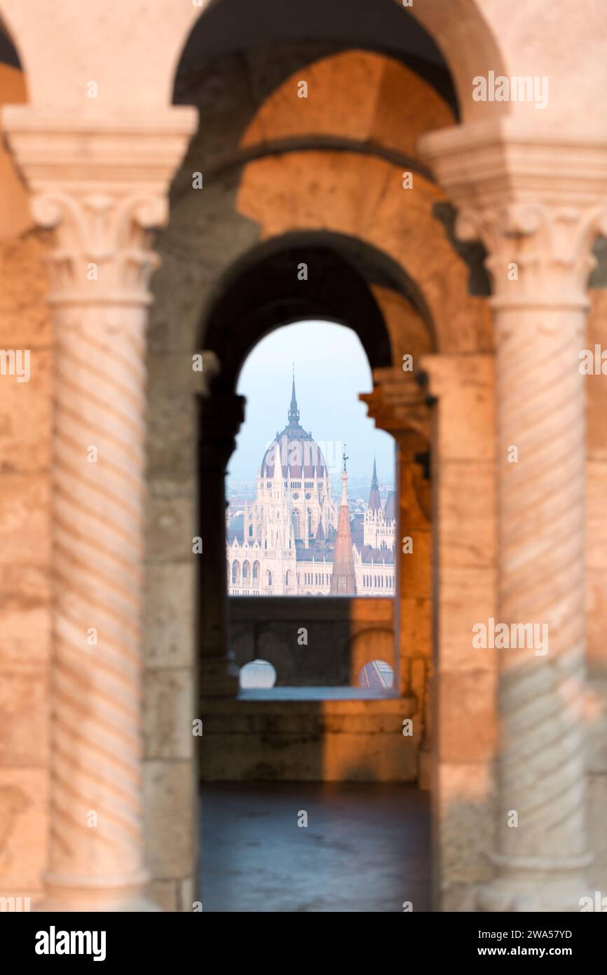 Hongrie, Budapest, regard vers l'édifice du parlement du Bastion des Pêcheurs. Banque D'Images