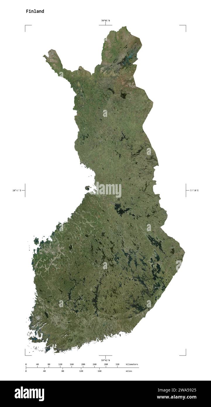 Forme d'une carte satellite à haute résolution de la Finlande, avec échelle de distance et coordonnées de la frontière de la carte, isolé sur blanc Banque D'Images