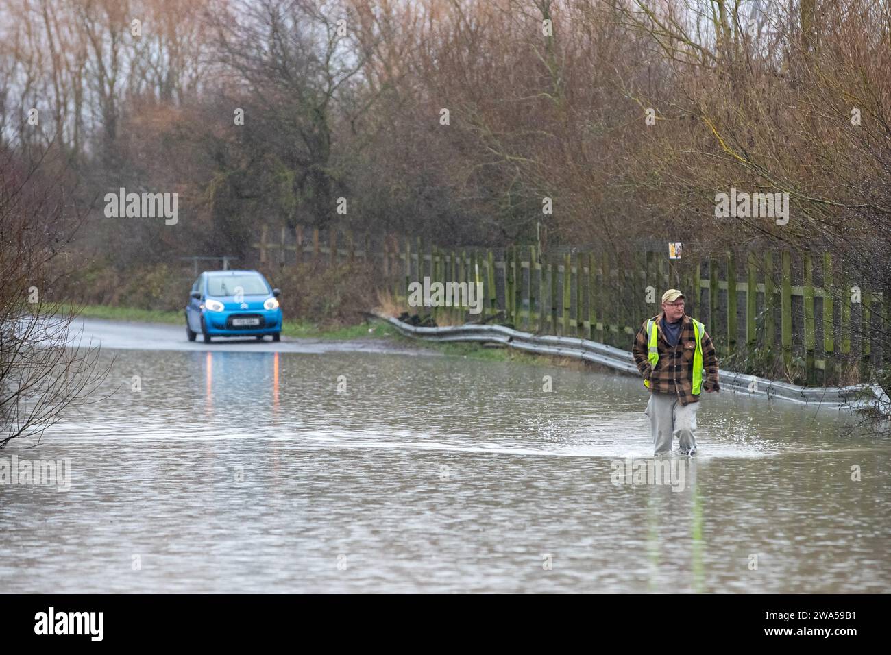 Un homme pataugera sur la route inondée causée par des tempêtes et de fortes pluies près de Leeds sur Newton Lane, Fairburn, Castleford, Royaume-Uni, le 2 janvier 2024 (photo de James Heaton/News Images) Banque D'Images