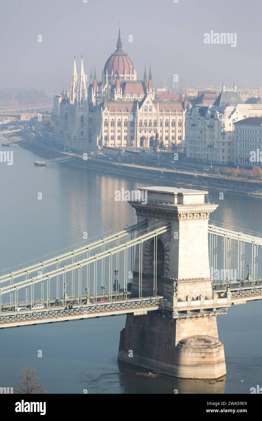 Hongrie, Budapest, vue sur le pont de la chaîne et le bâtiment du Parlement sur le Danube. Banque D'Images