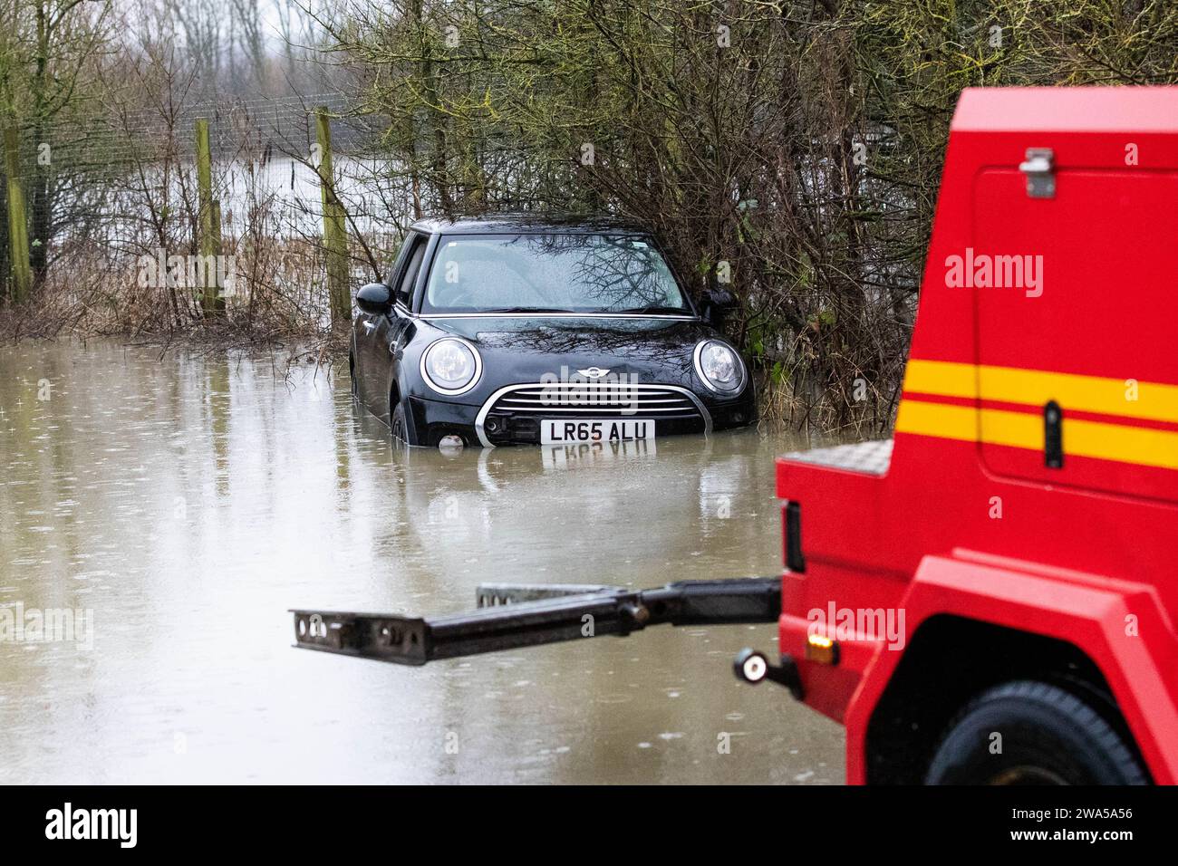 Allerton Bywater, Castleford, Royaume-Uni. 02 janvier 2024. Une camionnette de récupération d'autoroute tire une voiture coincée sur la route inondée causée par des tempêtes et de fortes pluies près de Leeds sur Newton Lane, Fairburn, Castleford, Royaume-Uni, le 2 janvier 2024 (photo de James Heaton/News Images) à Allerton Bywater, Castleford, Royaume-Uni le 1/2/2024. (Photo de James Heaton/News Images/Sipa USA) crédit : SIPA USA/Alamy Live News Banque D'Images