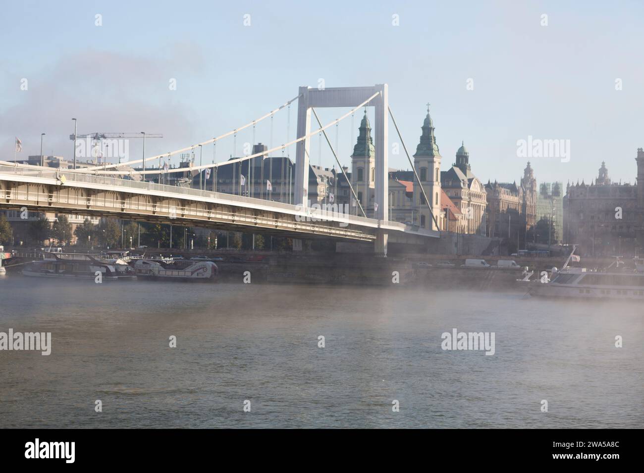 Hongrie, Budapest, vue sur le pont Elisabeth vers l'église paroissiale de la ville intérieure. Banque D'Images
