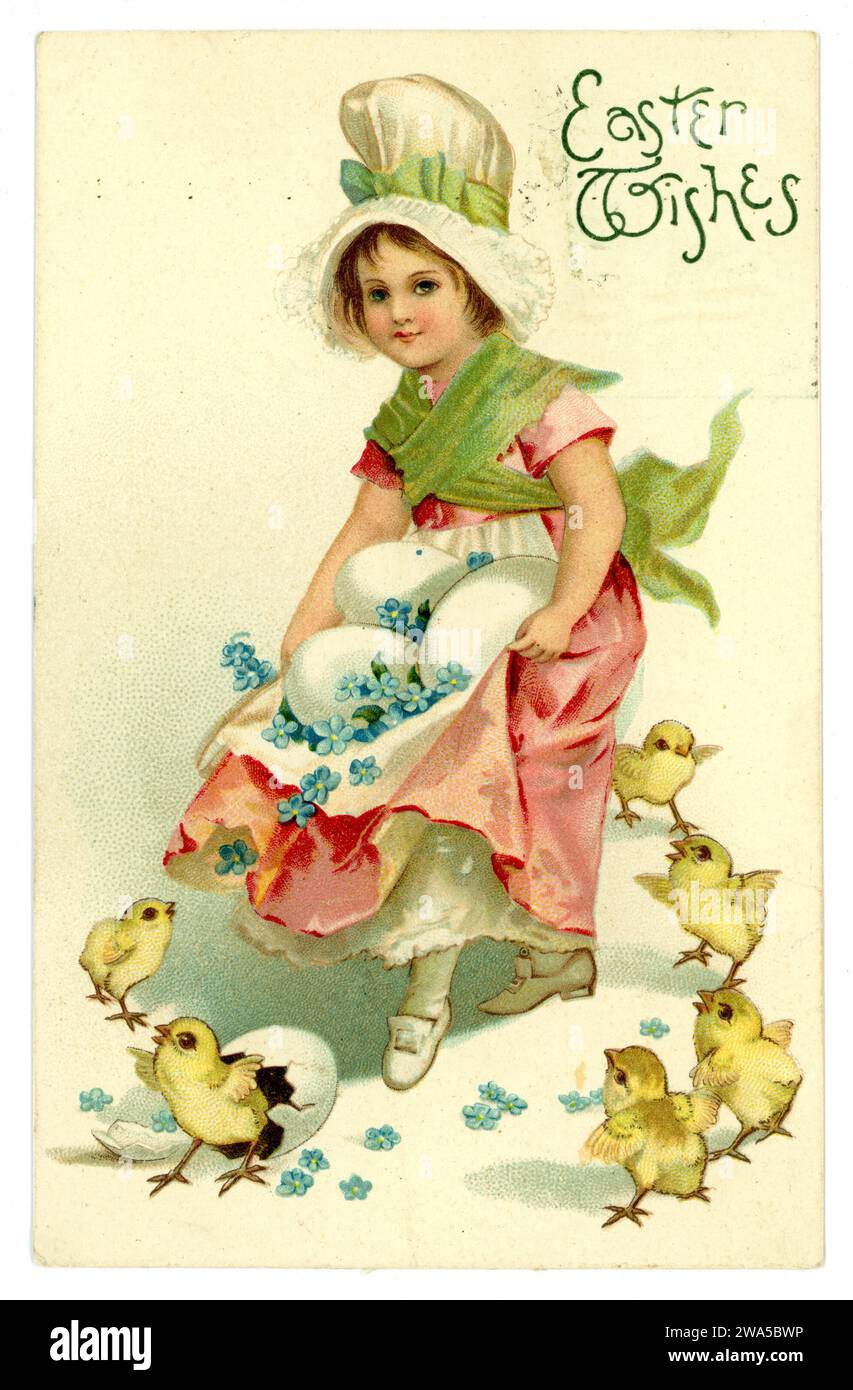 Carte de Pâques originale Edwardian embossée - fille avec tablier plein d'oeufs de Pâques, portant un chapeau de mob, poussins éclosant d'oeufs, publié par Wildt & Kray, daté/posté le 18 avril 1908 Royaume-Uni Banque D'Images