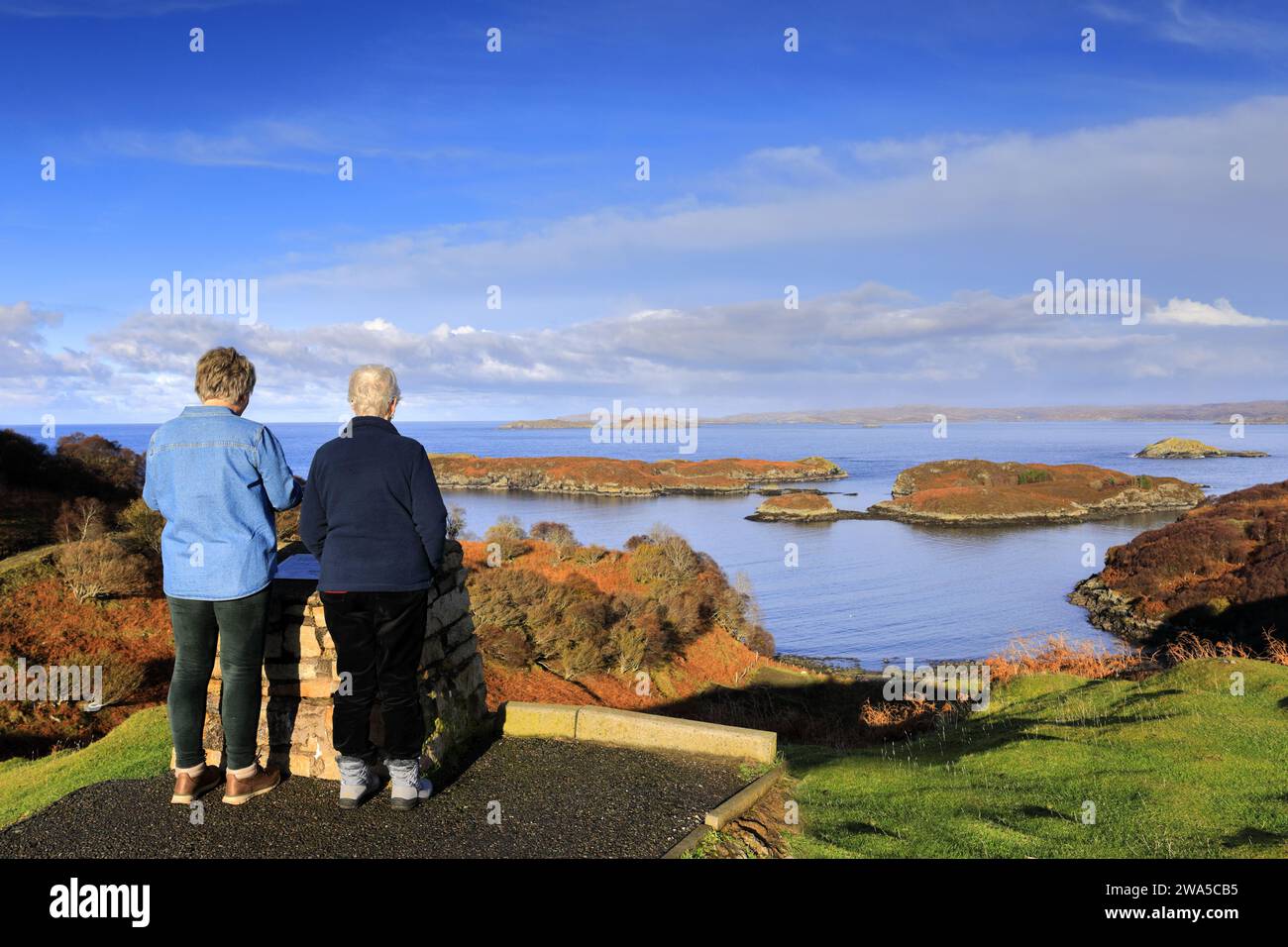 Vue sur le Loch Drumbeg depuis le point de vue de Drumbeg vers Eddrachillis Bay, Sutherland, Écosse, Royaume-Uni Banque D'Images