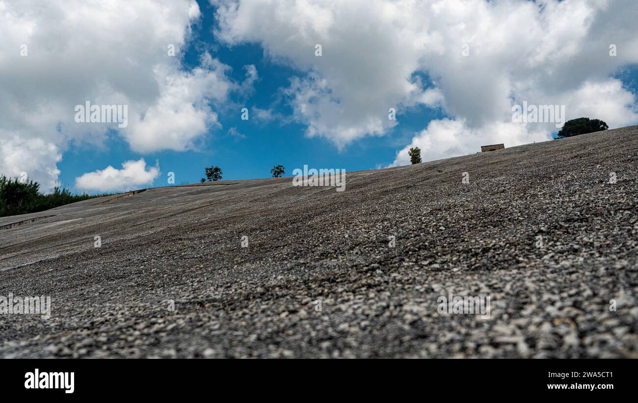 Gibellina 2023. Vue partielle, de l'intérieur, du Cretto, ou croack, de Burri. Structure construite après le tremblement de terre de 1968. Août 2023 Sicile, Italie Banque D'Images