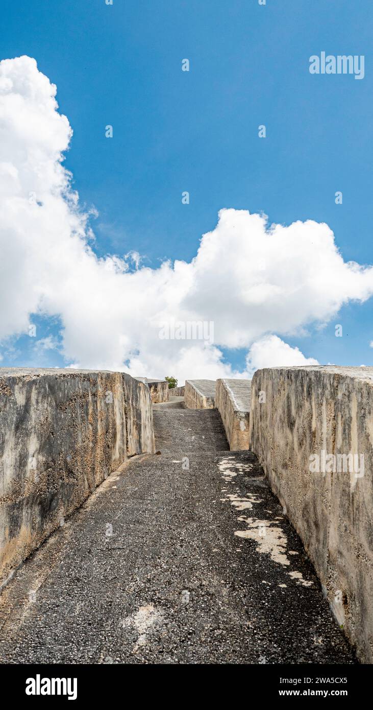 Gibellina 2023. Vue partielle, de l'intérieur, du Cretto, ou croack, de Burri. Structure construite après le tremblement de terre de 1968. Août 2023 Sicile, Italie Banque D'Images