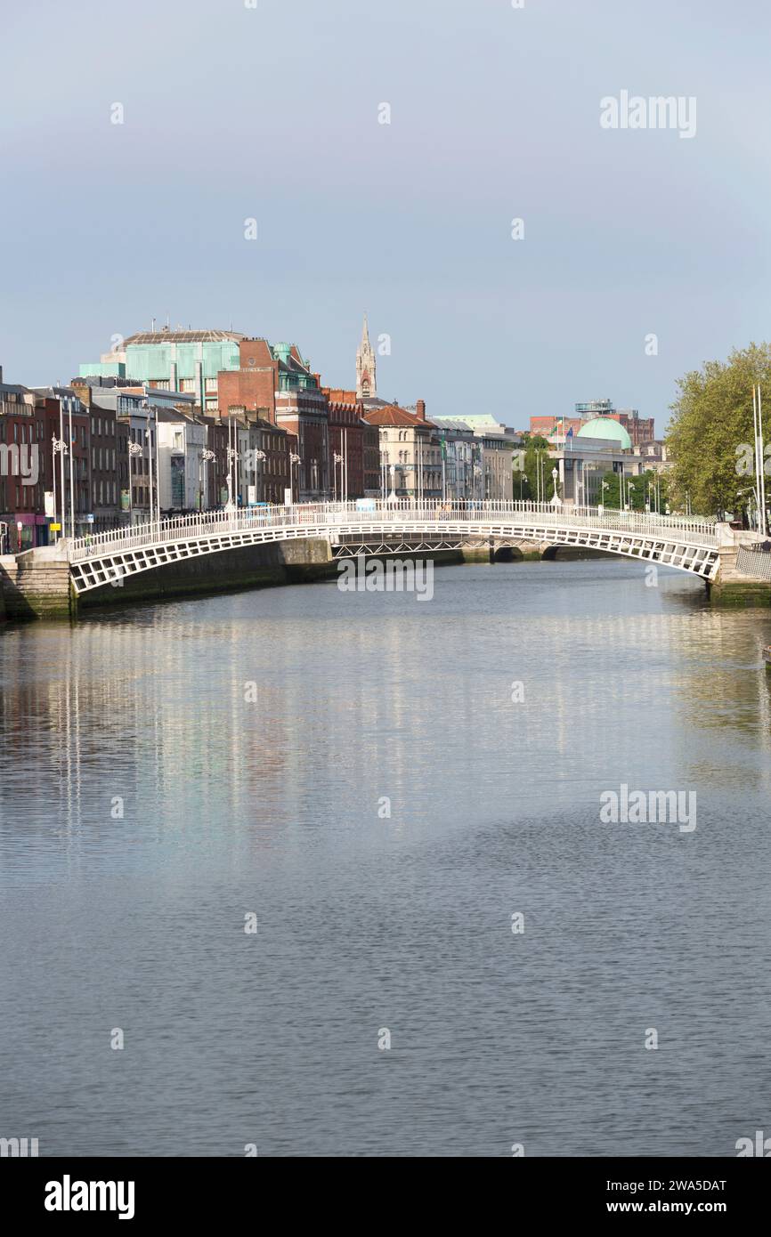 Irlande, Dublin, Ha' Penny Bridge, sur la rivière Liffey. Banque D'Images
