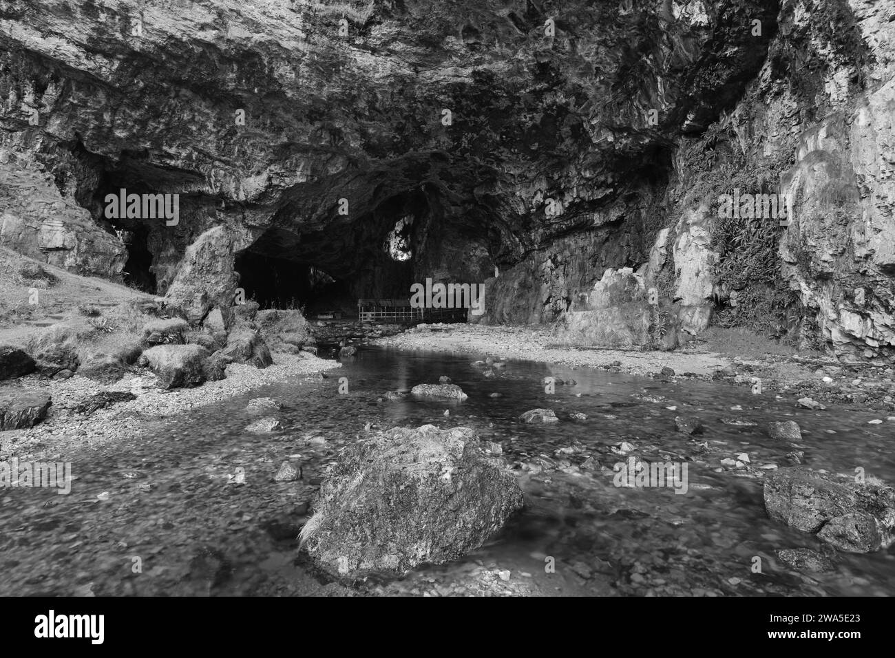Vue sur la grotte de Smoo, Durness village, Sutherland, Highlands of Scotland, Royaume-Uni Banque D'Images