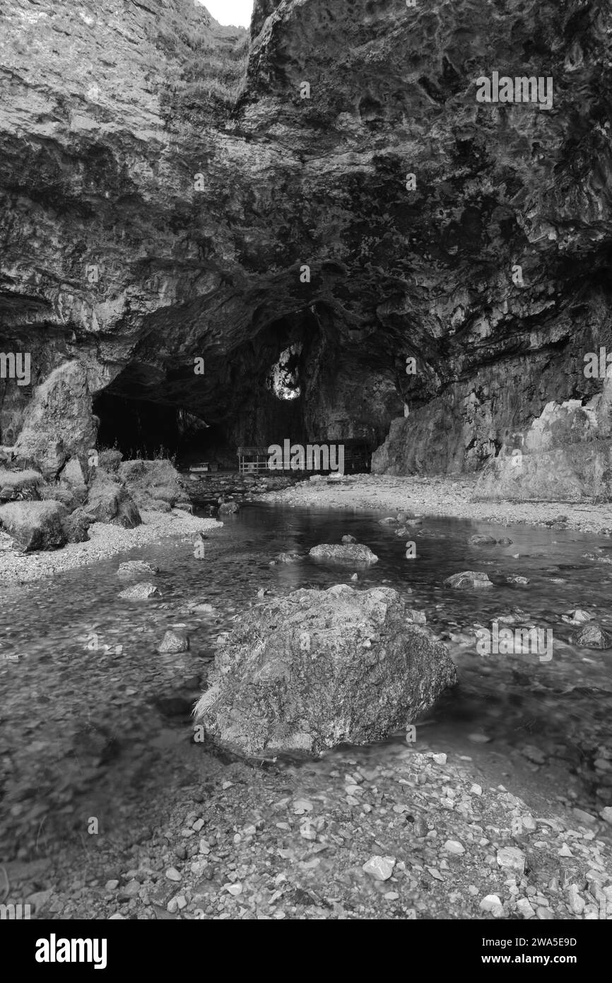 Vue sur la grotte de Smoo, Durness village, Sutherland, Highlands of Scotland, Royaume-Uni Banque D'Images