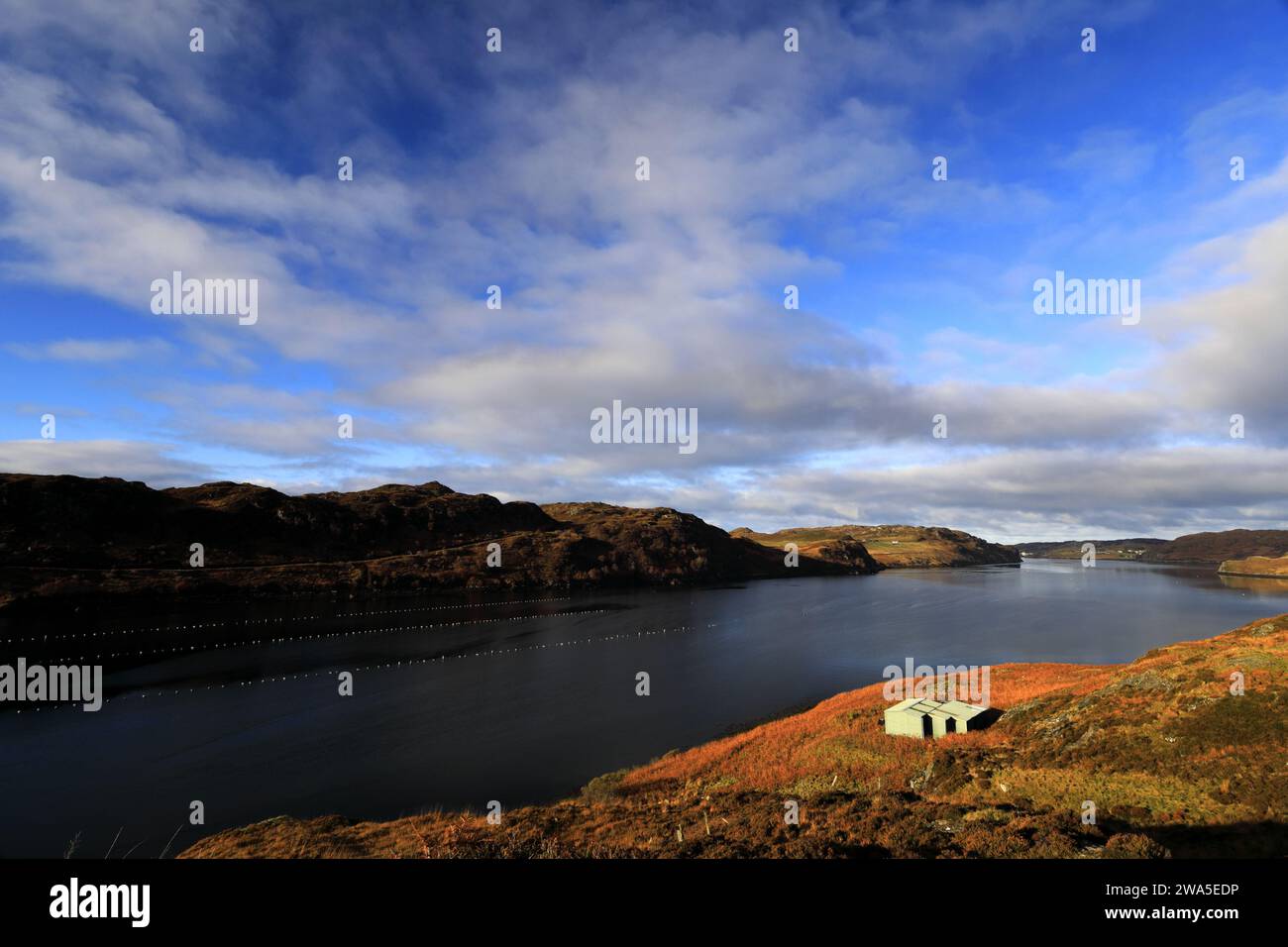 Vue sur le Loch Inchard le loch le plus au nord de la mer, du village de Rhiconich, Sutherland, Nord-Ouest de l'Écosse, Royaume-Uni Banque D'Images