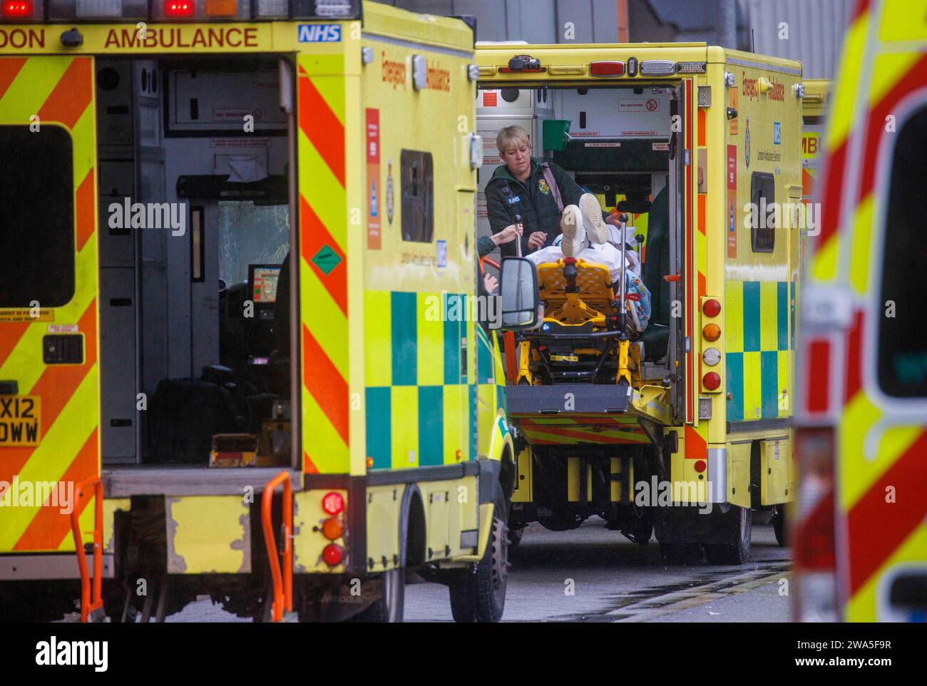 Londres, Royaume-Uni. 2 janvier 2023. Lignes d'ambulances à l'hôpital Royal London de Whitechapel. Les taux de Covid et de grippe augmentent dans la capitale, ce qui met une pression supplémentaire sur le NHS déjà étiré. Crédit : Mark Thomas/Alamy Live News Banque D'Images