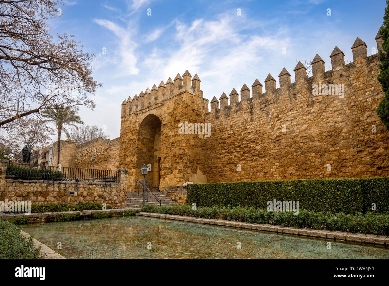Almodóvar porte du mur d'enceinte de Córdoba, Andalousie, Espagne avec les jardins au premier plan Banque D'Images