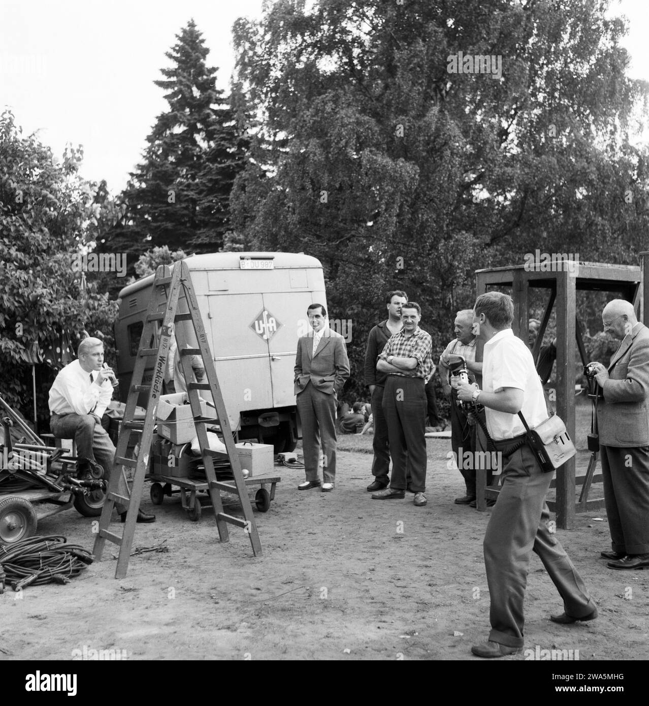 Schachnovelle, alias Brainwashed, Spielfilm nach dem gleichnamigen Roman von Stefan Zweig, Deutschland 1960, Regie : Gerd Oswald, Standfotograf Lothar Winkler (vorn, Weißes Hemd) schießt Bilder vom Szenendreh mit Hansjörg Felmy Banque D'Images