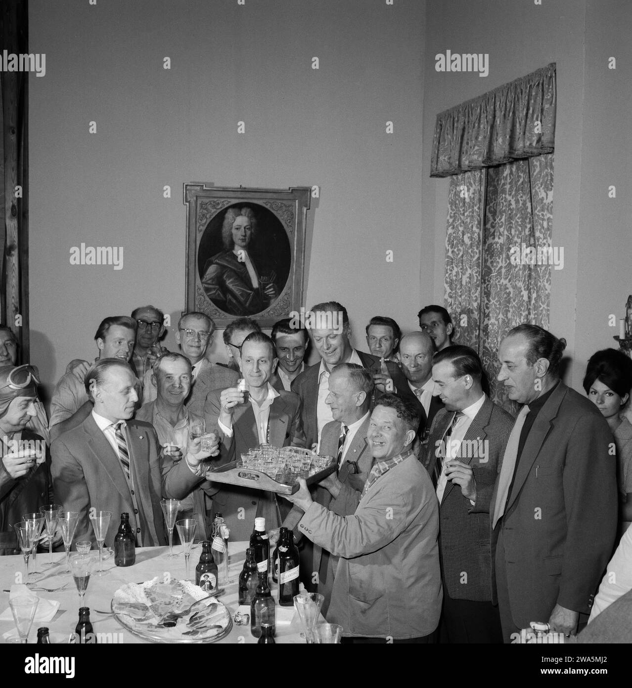 Schachnovelle, alias Brainwashed, Spielfilm nach dem gleichnamigen Roman von Stefan Zweig, Deutschland 1960, Regie : Gerd Oswald, Feier mit der Filmcrew, In der Bildmitte : Curd Jürgens Banque D'Images