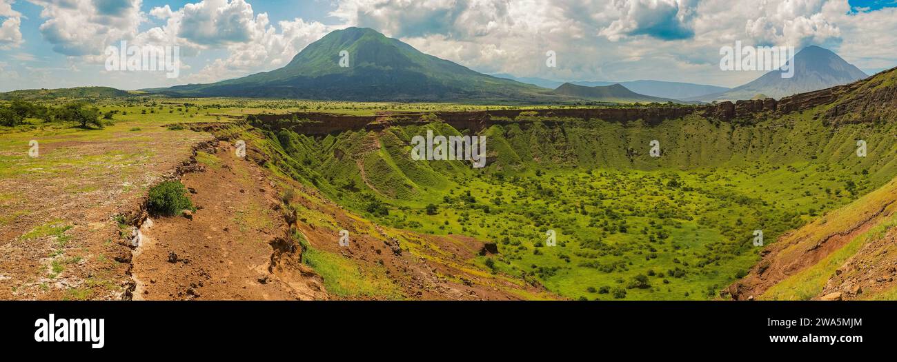 Shimo ya Mungu - Dieux Pit au bord du plateau de Makonde avec le mont OL Doinyo Lengai en arrière-plan dans la zone de conservation de Ngorongoro en Tanzanie Banque D'Images