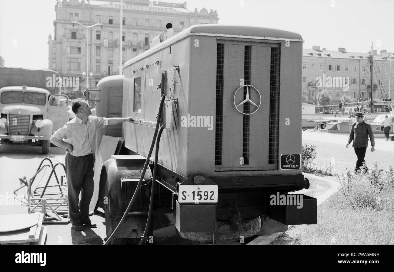 Schachnovelle, alias Brainwashed, Spielfilm nach dem gleichnamigen Roman von Stefan Zweig, Deutschland 1960, Regie : Gerd Oswald, Stromgenerator von Mercedes Benz auf LKW im Hafen Banque D'Images