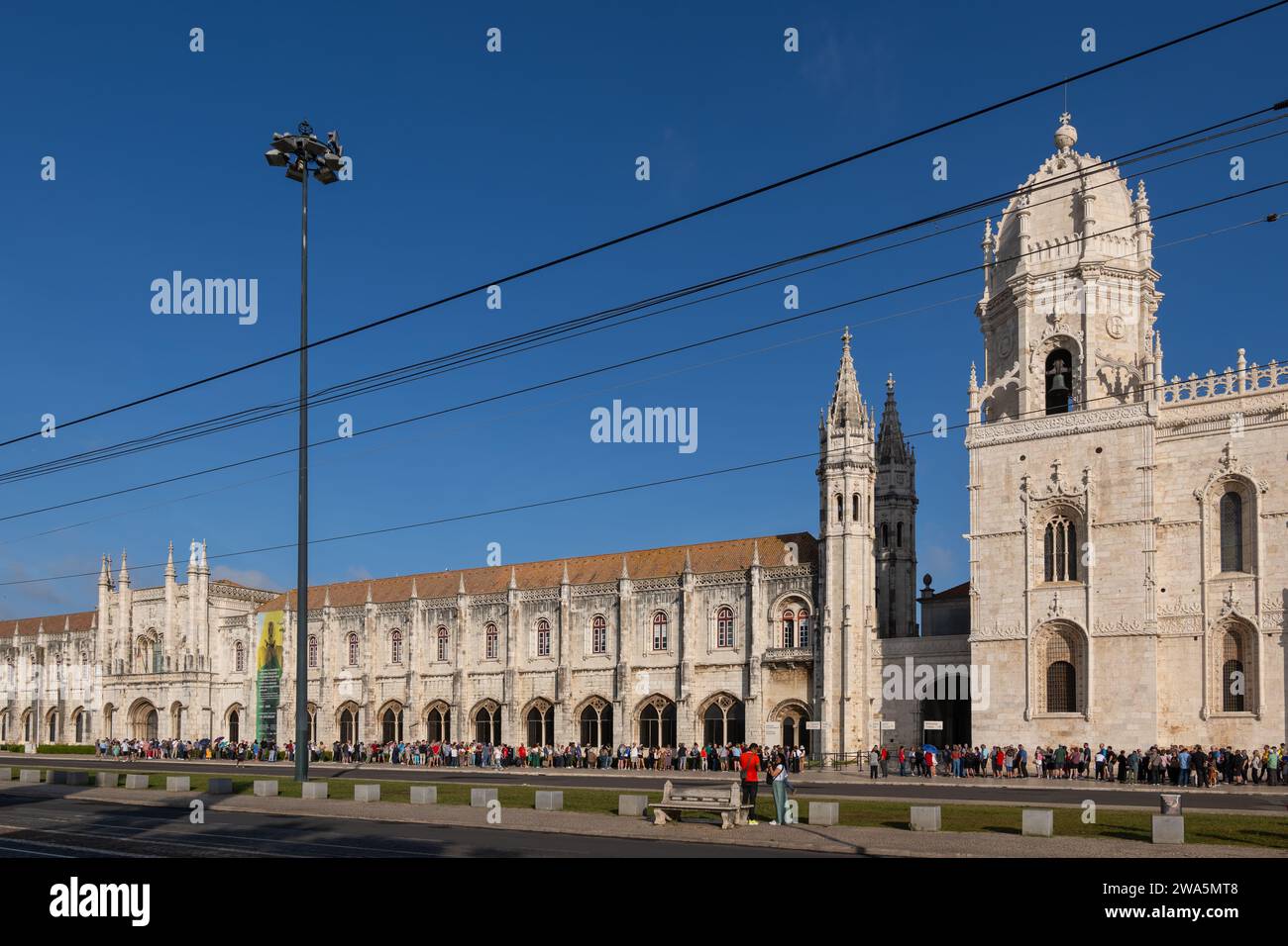 Lisbonne, Portugal - 14 octobre 2023 - les gens dans la longue file d'attente au monastère de Jeronimos et à l'église de Santa Maria de Belem Banque D'Images